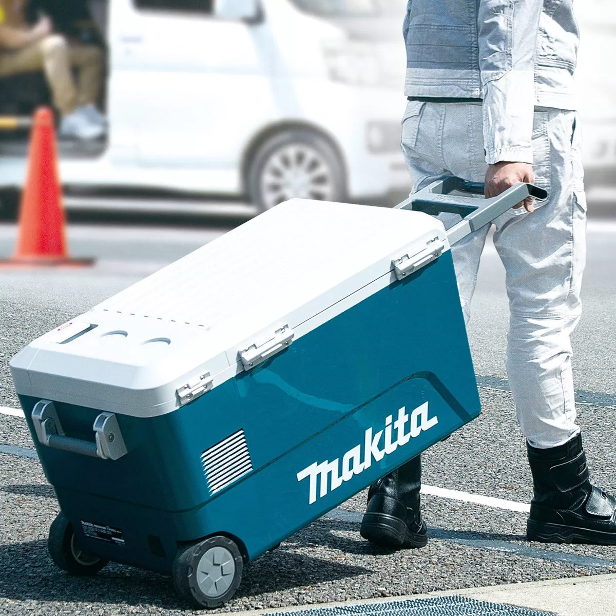 Makita CW002GT101 40V XGT Cooler & Warmer Box 50 Litre with 5.0Ah Battery & Charger