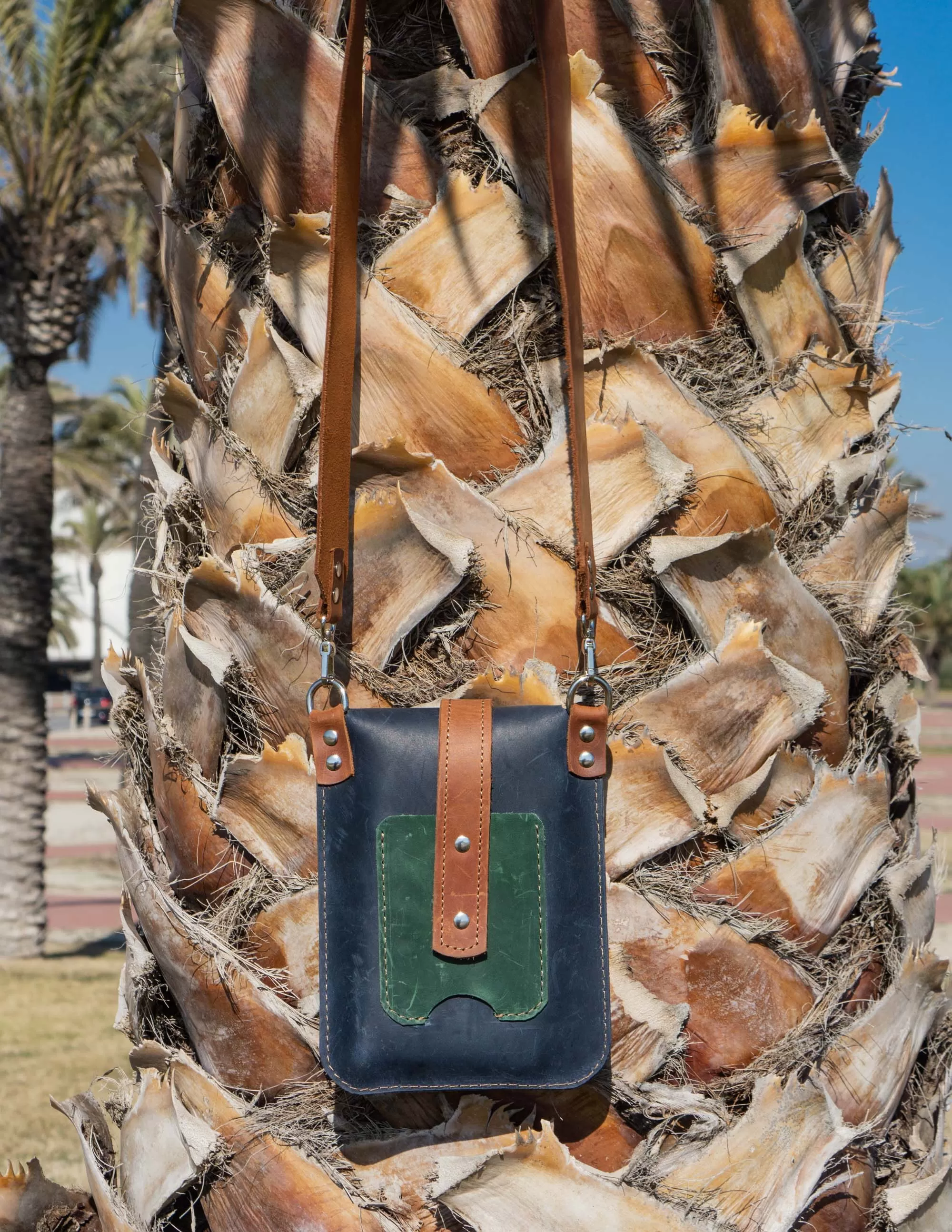 Multi pocket crossbody phone bag. Leather mobile bag.