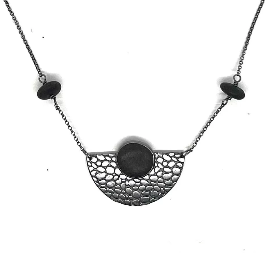 Pebble Patterned Fan Rock Nexklace