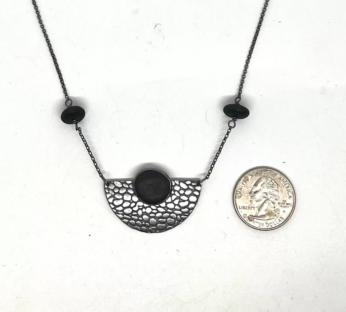 Pebble Patterned Fan Rock Nexklace