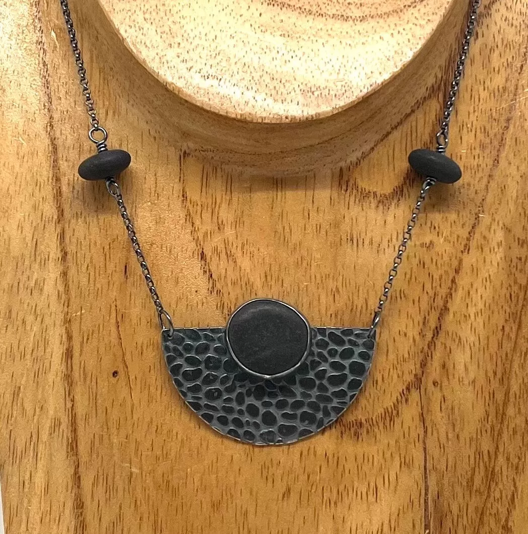 Pebble Patterned Fan Rock Nexklace